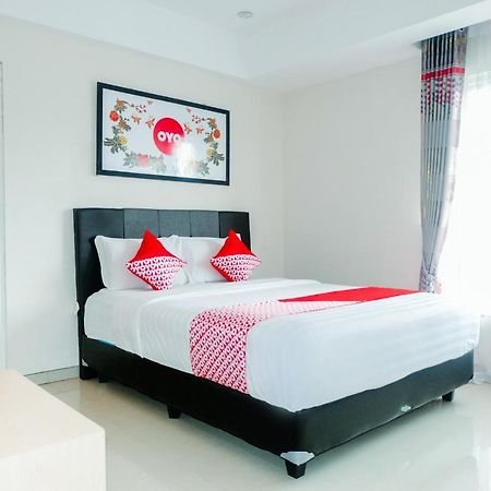 Oyo 696 Hasanah Guest House Syariah De Saphire Маланг Экстерьер фото