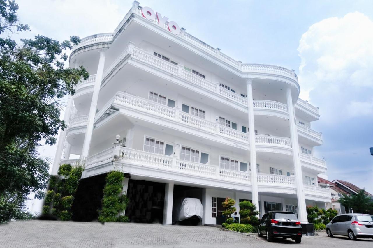 Oyo 696 Hasanah Guest House Syariah De Saphire Маланг Экстерьер фото