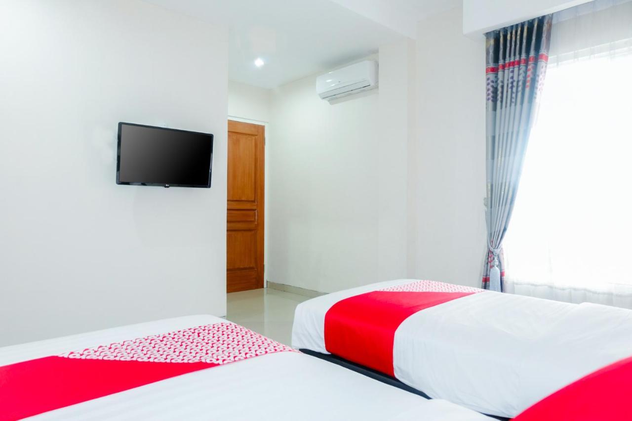 Oyo 696 Hasanah Guest House Syariah De Saphire Маланг Экстерьер фото