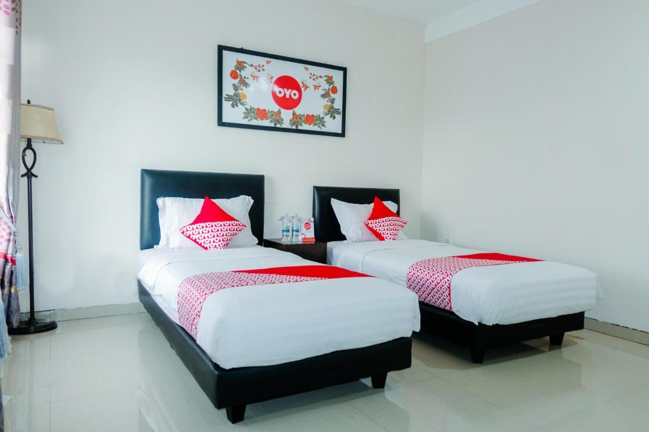 Oyo 696 Hasanah Guest House Syariah De Saphire Маланг Экстерьер фото