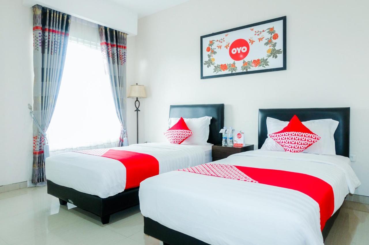 Oyo 696 Hasanah Guest House Syariah De Saphire Маланг Экстерьер фото