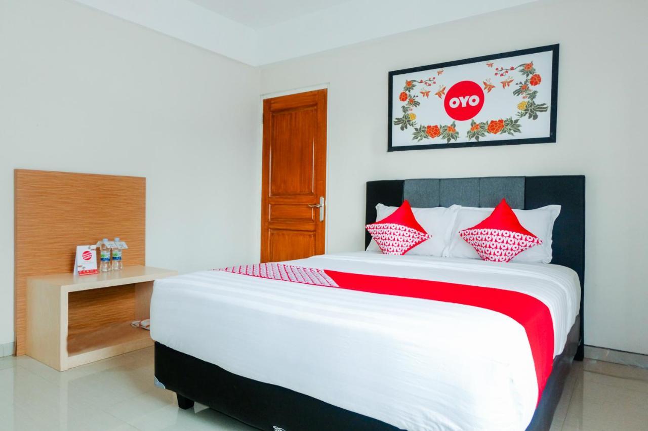 Oyo 696 Hasanah Guest House Syariah De Saphire Маланг Экстерьер фото