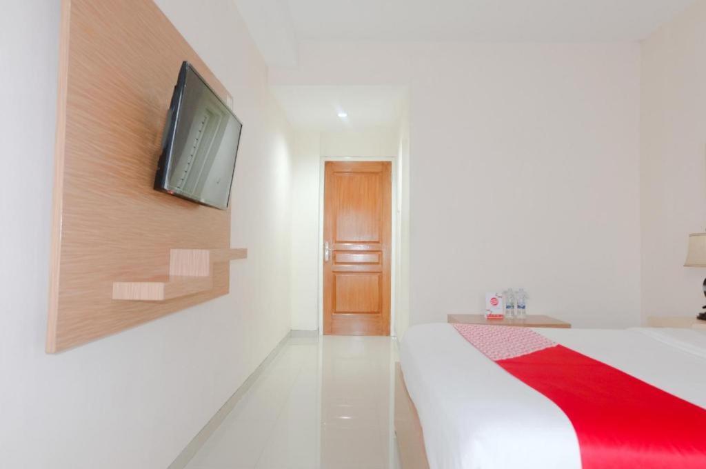 Oyo 696 Hasanah Guest House Syariah De Saphire Маланг Экстерьер фото